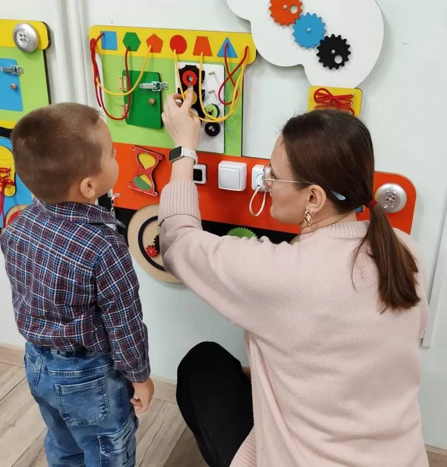 Сегодня педагог-психолог Вазирова Ольга Михайловна провела занятие, используя развивающие оборудование - бизиборды
